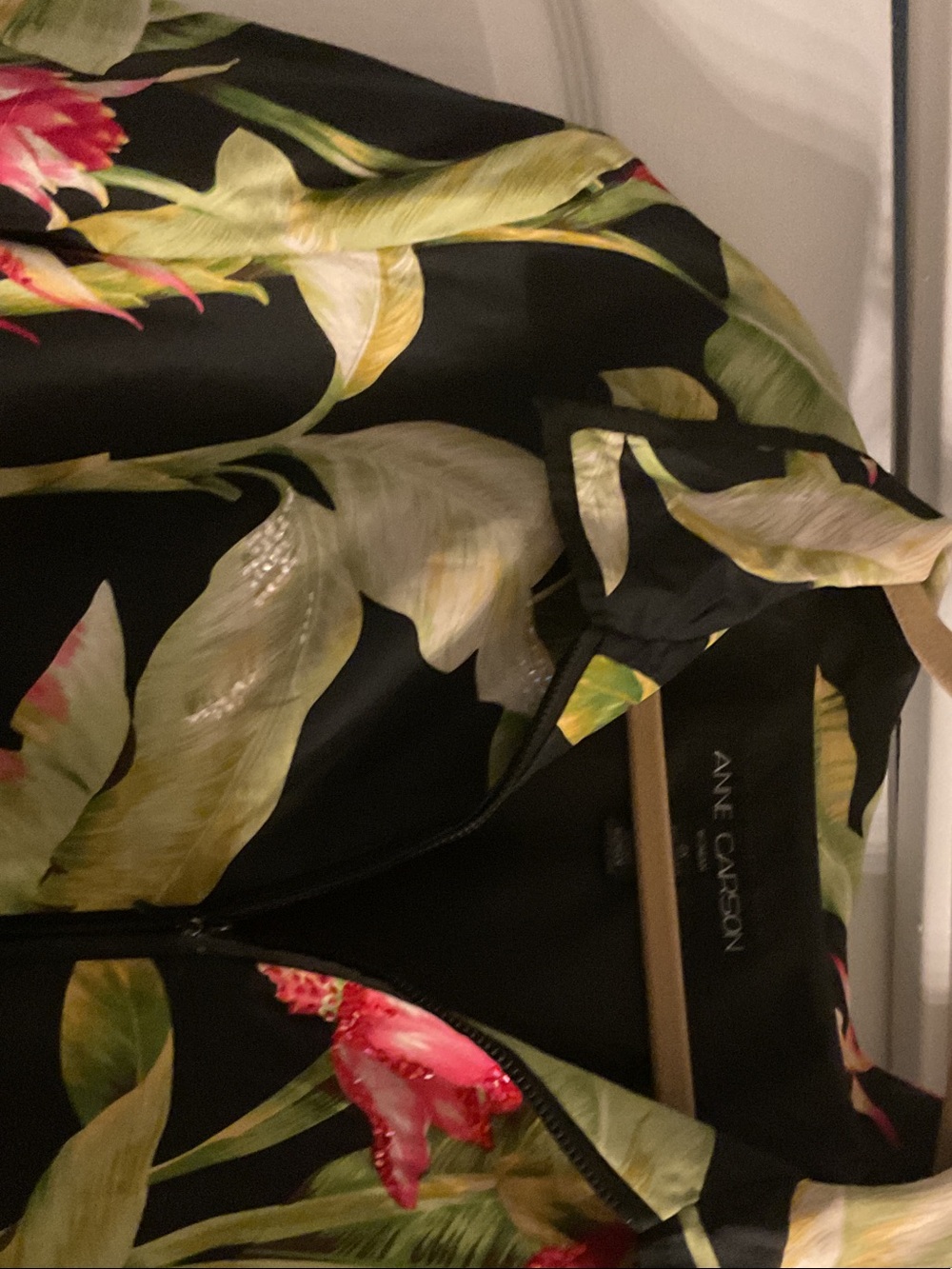 Anne Carson Black Floral Top


with Green Leaves & Pink Blooms